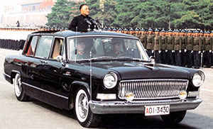 Первый легковой автомобиль представительского класса лимузин-кабриолет FAW Hongqi («Красное знамя»).
